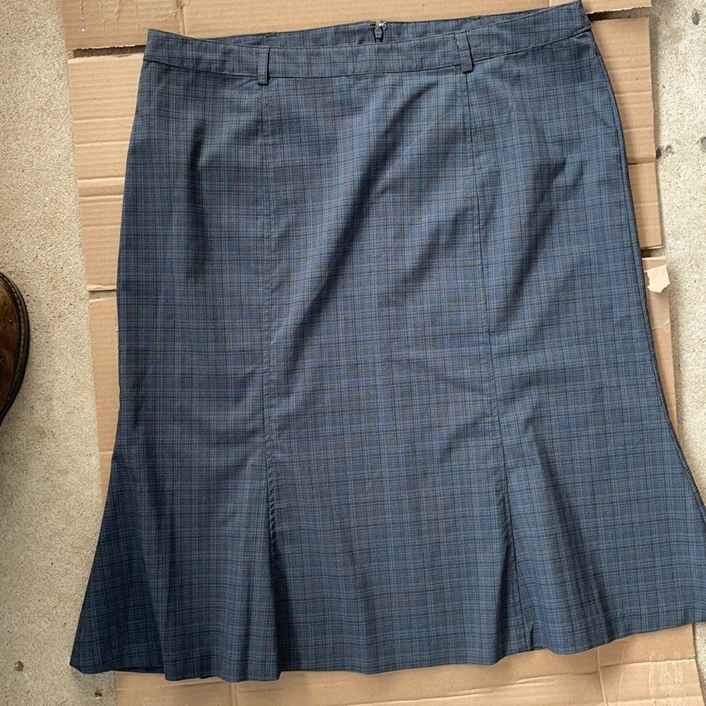 Gray with lines. Jaclyn smith. Sz16 Smoke free